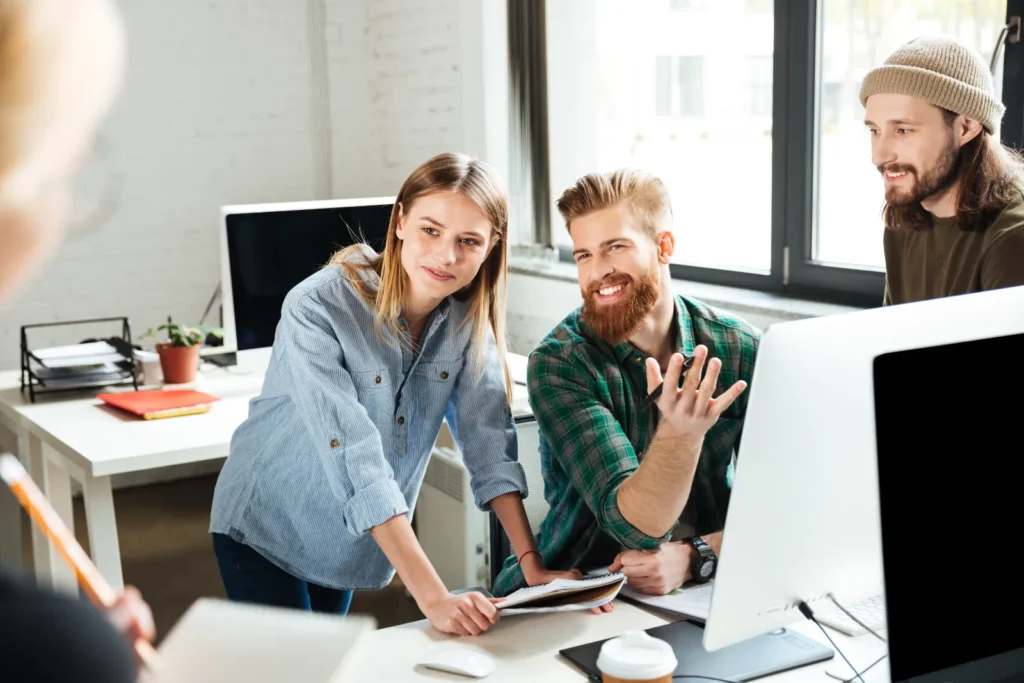 Consulente giovane al computer con collega