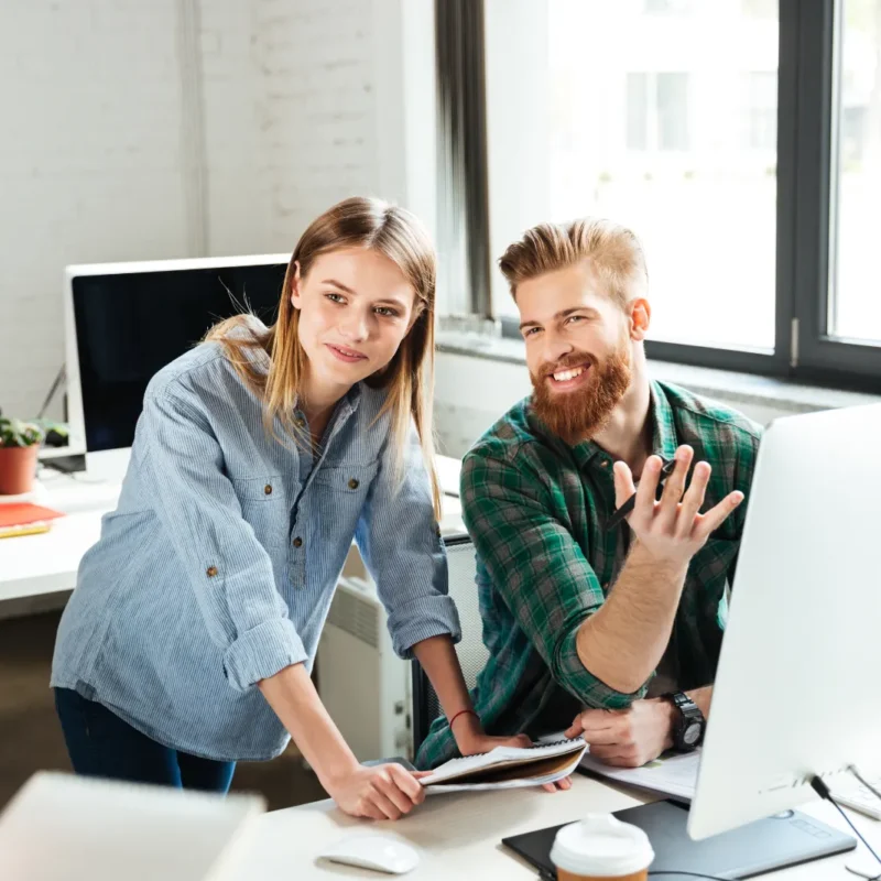 Consulente giovane al computer con collega