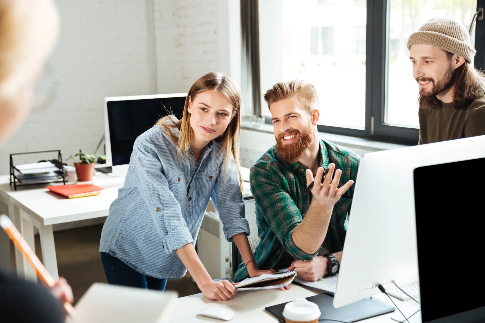 Consulente al computer con una collega