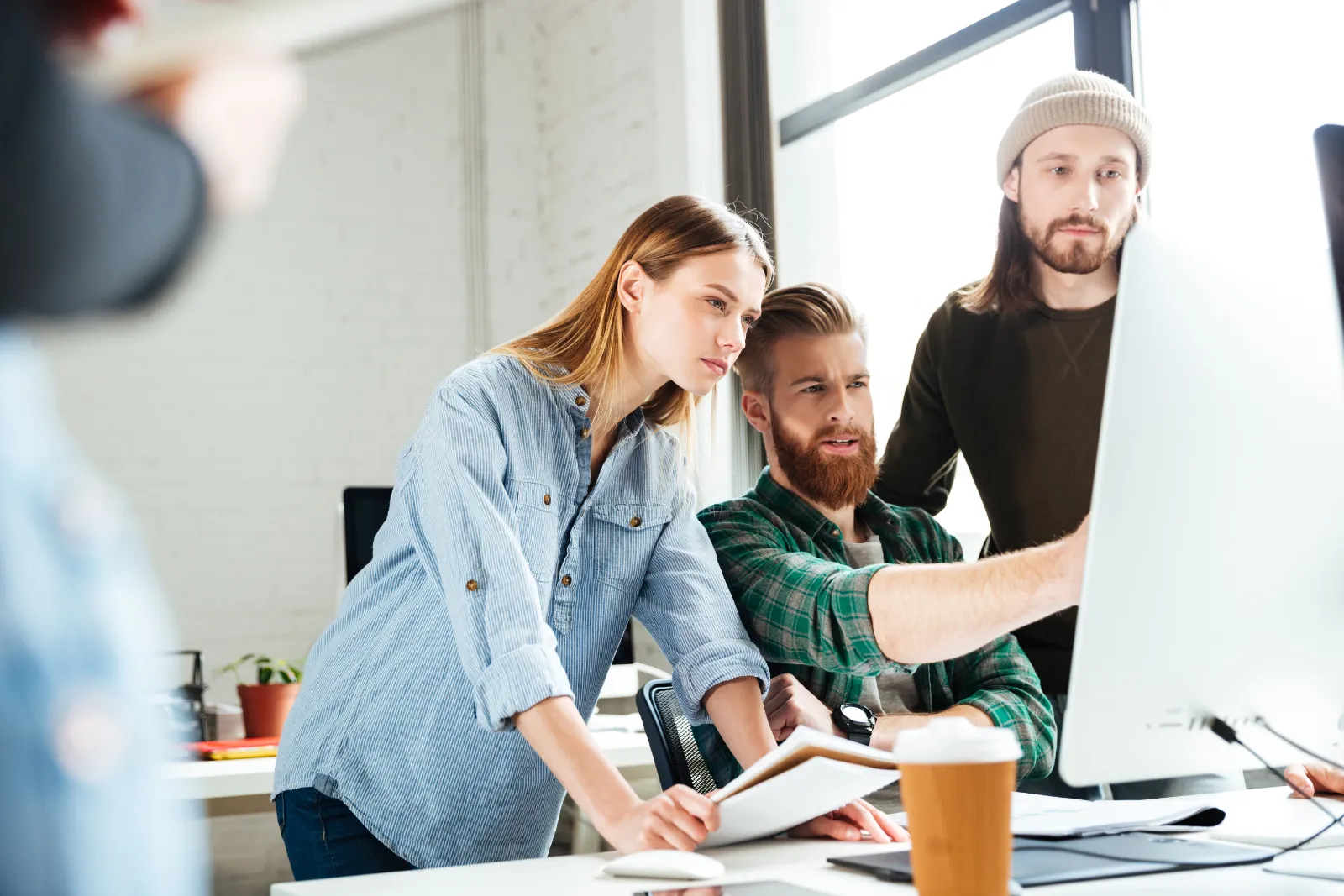 Giovani consulenti al lavoro in un ufficio luminoso