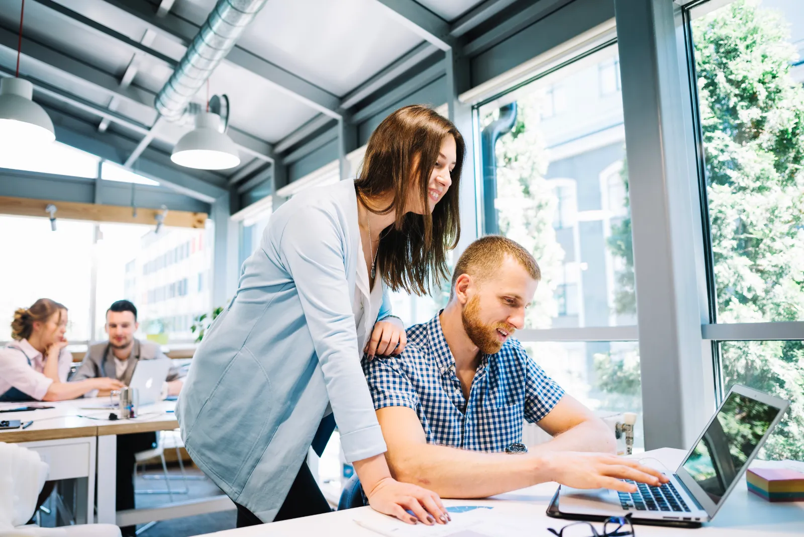 Professionisti alla scrivania mentre controllano una pratica